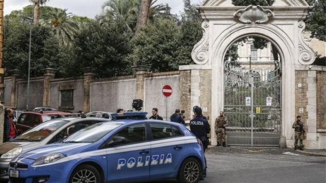 Ворота диппредставництва Ватикану в Римі і поліція біля них