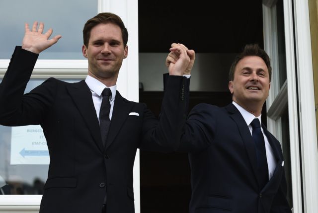 O premiê de Luxemburgo, Xavier Bettel (direita), casou-se com Gauthier Destenay em 2015