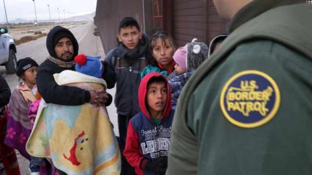 Migrantes detenidos por la Patrulla Fronteriza