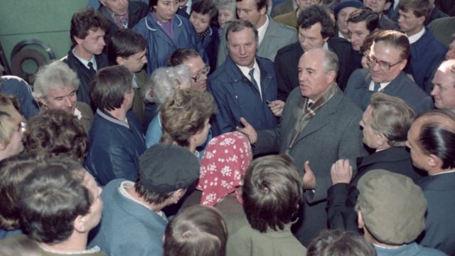 Михаил Горбачев на Балтийском судостроительном заводе в Ленинграде 13 октября 1987 года