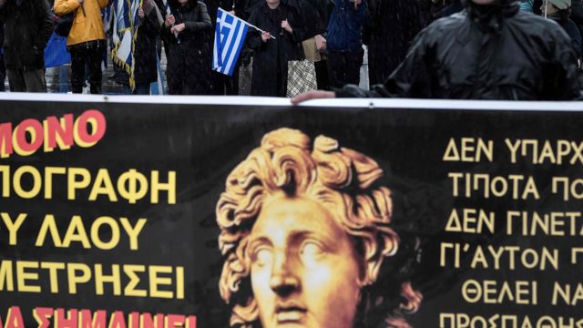 Cartaz com o nome de Alexandre, o Grande, durante protestos na Grécia