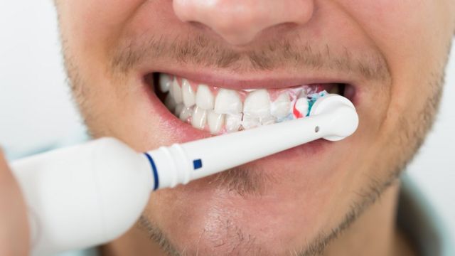 Asia Pronunciar dentro Eléctrico o manual: ¿qué cepillo dental es mejor para nuestros dientes y  encías? - BBC News Mundo