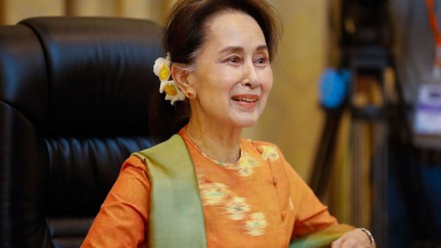 ဒေါ်အောင်ဆန်းစုကြည်က ဖြေလျှော့ပေးမယ်ဆိုပေမယ့် ကိုဗစ်ထိန်းချုပ်ရေးဗဟိုကော်မတီကတော့ ကန့်သတ်ချက်တွေကို ဇွန်လလယ်ထိ ထပ်တိုးထားပါတယ်။