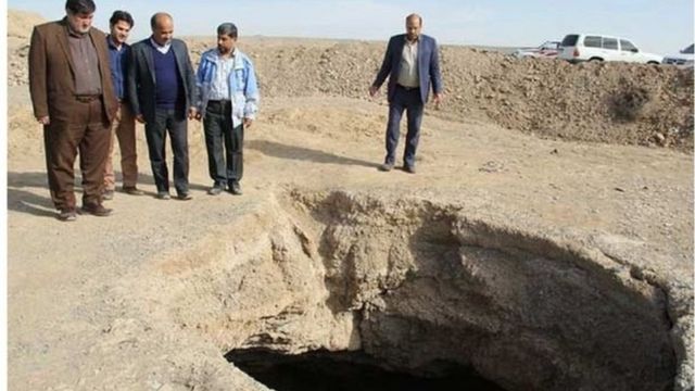 "حفاری چاه‌های مجوزدار و فاقد مجوز بی‌رویه آب‌های زیرزمینی علاوه بر خشکسالی‌های ممتد" از عوامل اصلی کاهش سطح آب زیرزمینی و گسترش فرونشست زمین در ایران عنوان شده