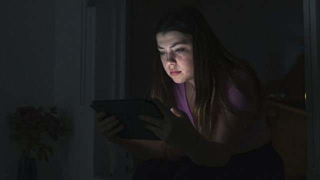 فتاة تستخدم مواقع التواصل الاجتماعي