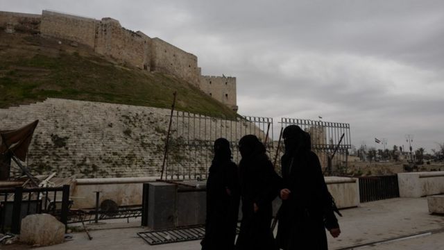 Tres mujeres pasan frente a la histórica Ciudadela