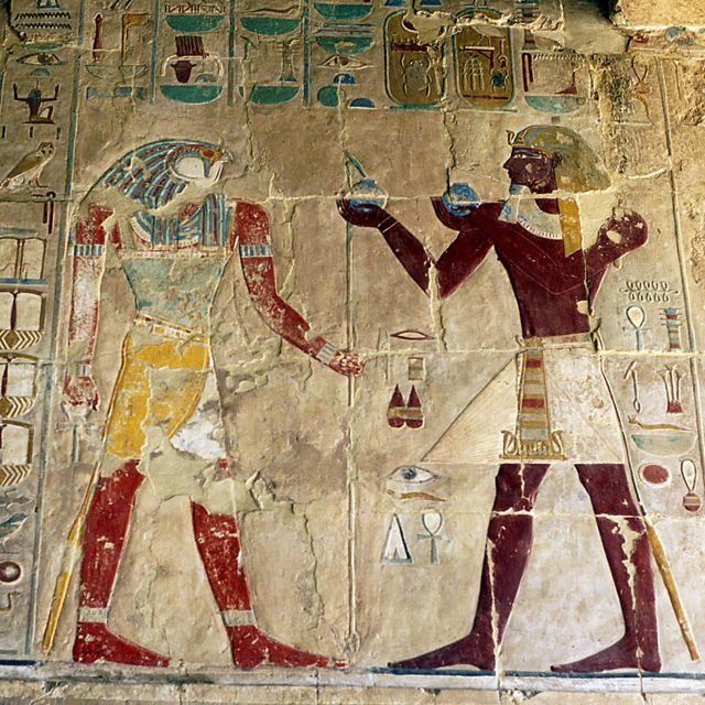 Hatshepsut en un relieve haciendo una ofrenda a un dios.