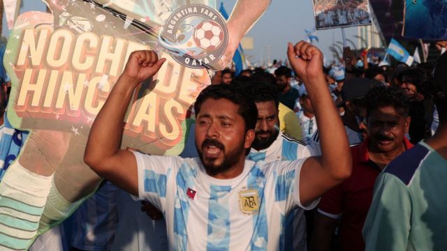 Hinchas apoyando a Argentina en Doha, Qatar