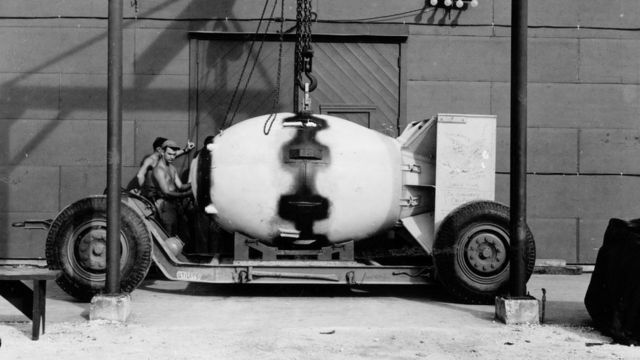 Американская атомная бомба "Толстяк" (Fat Man), сброшенная на японский город Нагасаки 9 августа 1945 года