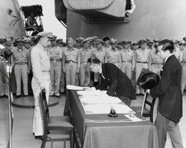 นายมาโมรุ ชิเกมิตสึ รมว.ต่างประเทศของญี่ปุ่น ลงนามในตราสารแห่งการยอมจำนน (Japanese Instrument of Surrender) ในนามของรัฐบาลญี่ปุ่น บนเรือรบยูเอสเอส มิสซูรี ของสหรัฐฯ ที่จอดอยู่ในอ่าวโตเกียว เมื่อวันที่ 2 ก.ย. 1945