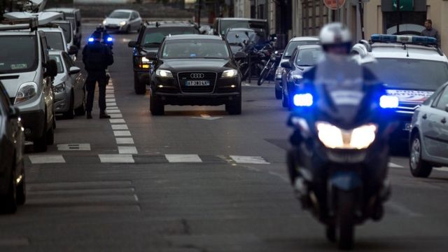 The police convoy transporting Paris attacks suspect Salah Abdeslam arrives at the Palais de Justice at Quai des Orfevres where he is to appear before French prosecutors in Paris, France (20 May 2016)