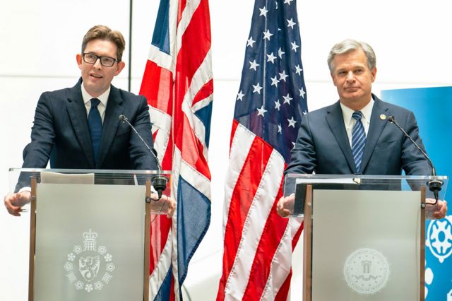 英国军情五处处长肯·麦卡雷姆（左）和美国联邦调查局局长克里斯托弗·雷（右）于7月6日在伦敦一同露面