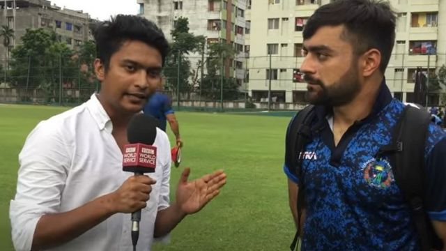 আফগান ক্রিকেট তারকা রশিদ খানের সাক্ষাৎকার নিচ্ছেন বিবিসি বাংলার স্পোর্টস রিপোর্টার রায়হান মাসুদ