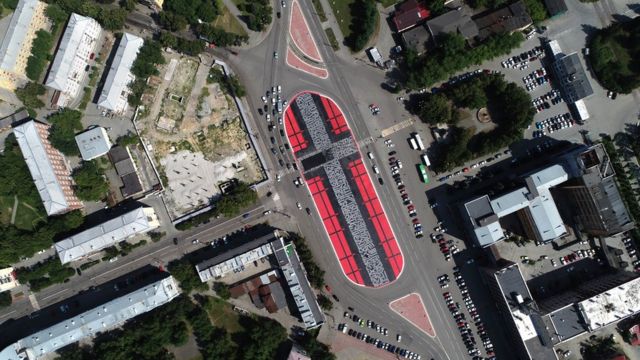 "Супрематический крест" в жилом районе Уралмаш испортили коммунальные службы в ходе дорожных работ