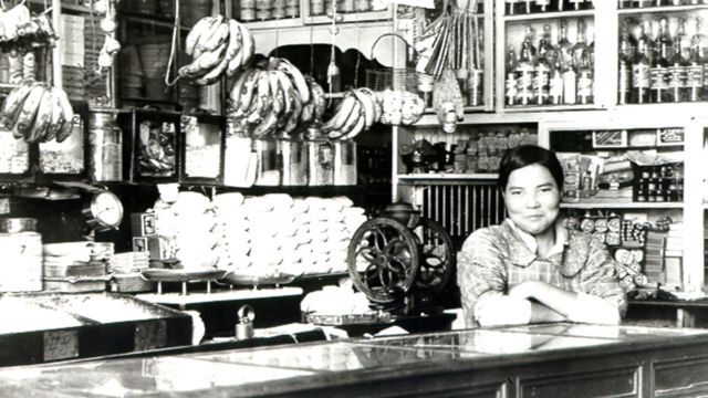 Una mujer de origen japonés en una tienda en Perú