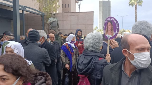 İzmir 13. Ağır Ceza Mahkemesi önü