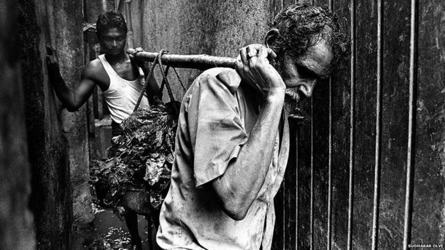 WORKERS CARRYING SOLID WASTE