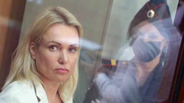 Экс-редактора Первого канала Марину Овсянникову отправили под домашний ...