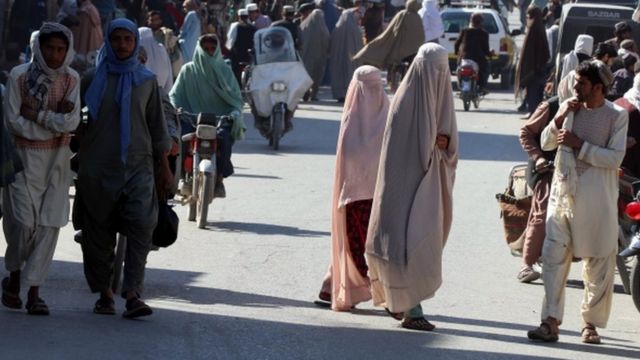 أفغانيات في الشارع