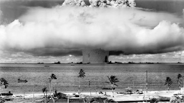 L'explosion nucléaire sous-marine de l'atoll de Bikini dans les Îles Marshall a provoqué un champignon bas et plat d'eau et de débris radioactifs
