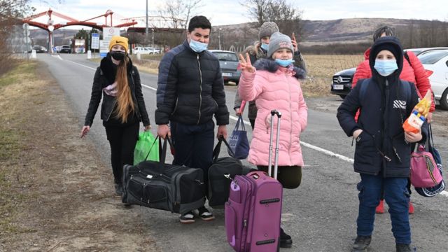 Fam?lia de refugiados na fronteira com a Hungria