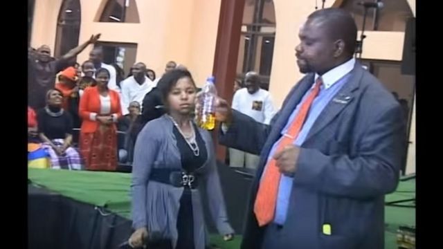 Mtu akishikilia chupa yenye mafuta ya petroli