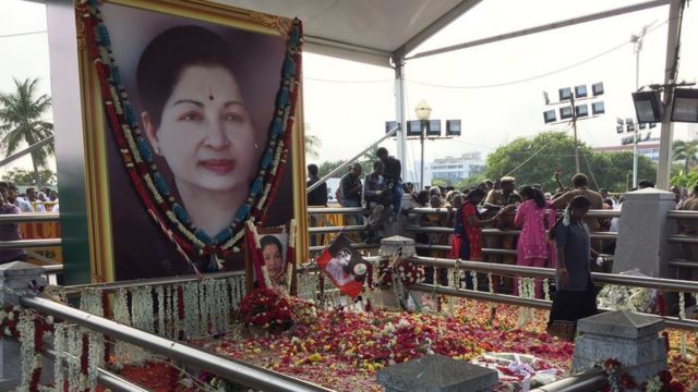 அலங்கரிக்கப்பட்ட ஜெயலலிதா சமாதி