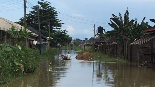 Rivers flooding: 'We dey use canoe take enta our house' - BBC News Pidgin