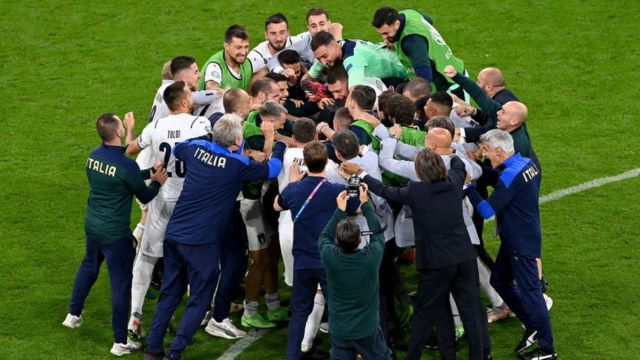 لاعبو إيطاليا يحتفون بالفوز على بلجيكا