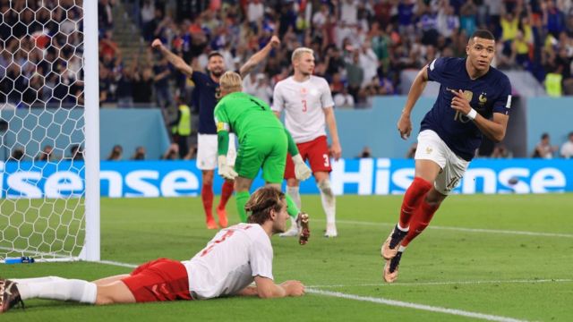 Mbappé convierte el primero para Francia