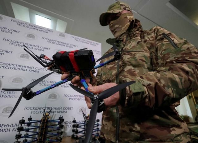 一名俄罗斯士兵手持四轴无人机操作