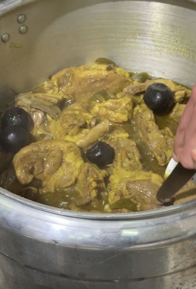 Olla de 50 litros donde se cocina la carne del kabsa.