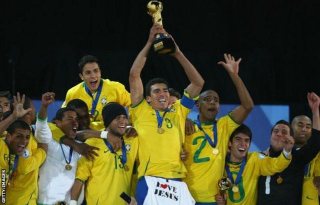 لوسيو يرفع كأس القارات لعام 2009 بعد أن قام بلف قميص "أنا أحب يسوع" فوق سرواله القصير