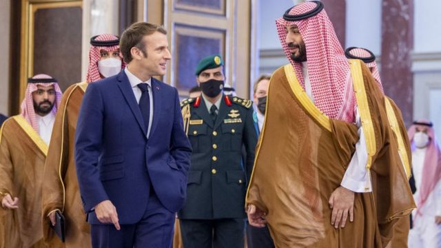 الرئيس الفرنسي إيمانويل ماكرون مع ولي العهد السعودي محمد بن سلمان في جدة في ديسمبر/كانون أول 2021