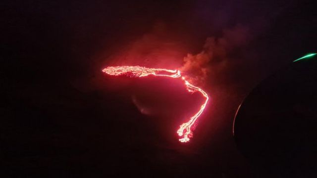 Imagem do vulcão em erupção na Islândia.