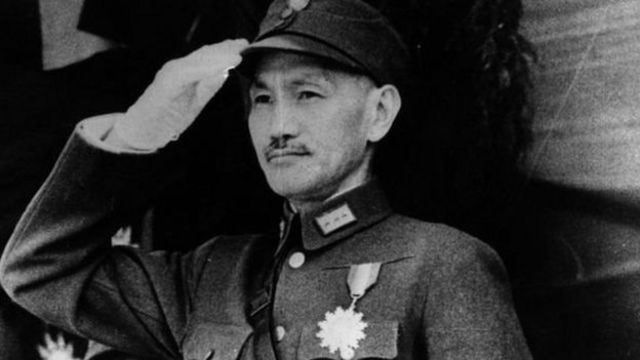 بعد انتصار الشيوعيين عام 1949 فر تشانغ كاي تشيك إلى تايوان وظل يحكمها بقضبة حديدية حتى وفاته عام 1975