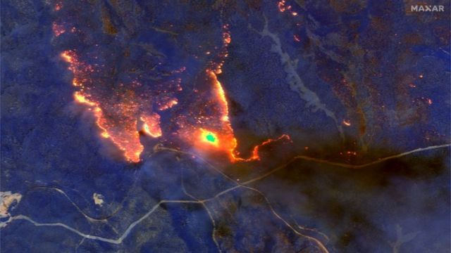 Una imagen satelital del sábado 4 de enero muestra cómo los incendios queman la costa de Osbrost, en Victoria, en el sur de Australia.