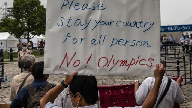Olimpiyatlar'ın Tokyo'da düzenlenmesine karşı protestolardan çekilen bir kare.