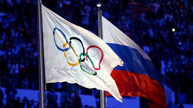 Las banderas olímpica y de Rusia