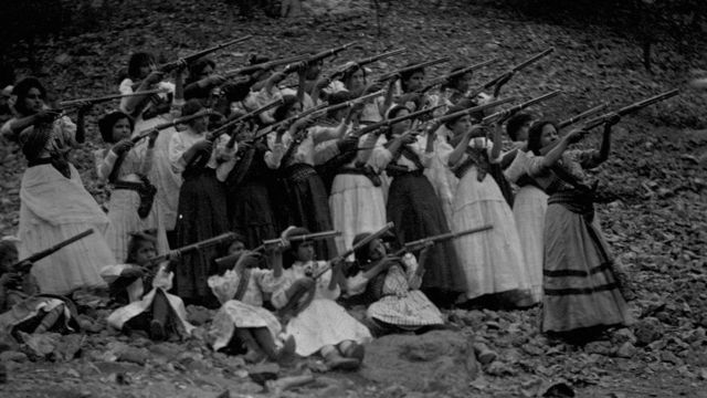 Mujeres apuntan con fusiles en la Revolución Mexicana