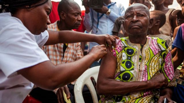 Un hombre recibe una vacuna en Kinsasa, en R. D. del Congo.