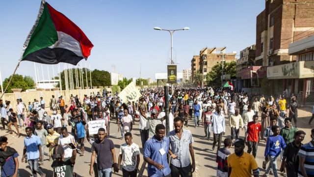 سودانيون يطالبون بإنهاء التدخل العسكري ونقل الإدارة إلى المدنيين في الخرطوم، السودان في 17نوفمبر/تشرين الثاني 2021