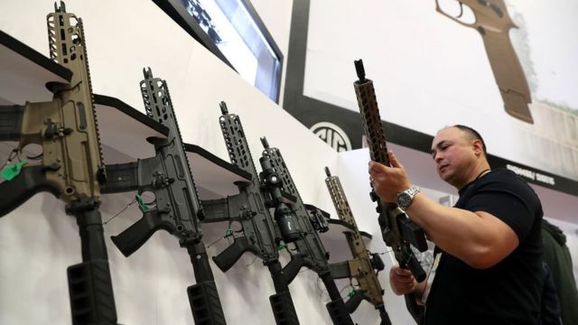 Exibição de rifles em uma convenção da NRA em 2018