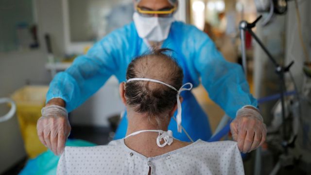 法国瓦讷一家医院内一名COVID-19新型冠状病毒病患者在医院加护病房内接受治疗（6/5/2020）