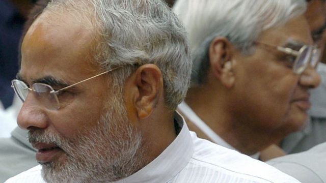 मोदी आणि वाजपेयी.