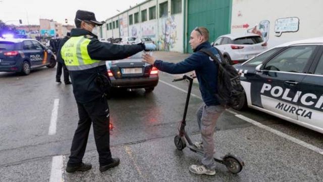 پلیس اسپانیا به یکی از شهروندان که به سر کارش میرود ماسک ایمنی میدهد