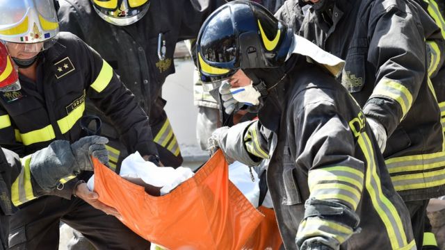 Спасатели вынимают людей из-под завалов
