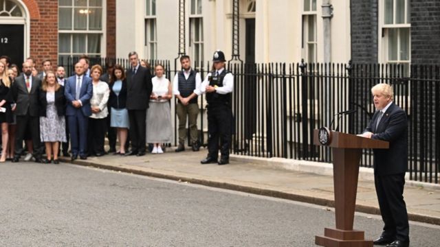 رئيس الوزراء بوريس جونسون يخاطب الأمة حيث يعلن استقالته خارج 10 داونينغ ستريت التي شاهدتها زوجته كاري جونسون (يسار) والموظفون في 7 يوليو/ تموز 2022 في لندن، إنجلترا.
