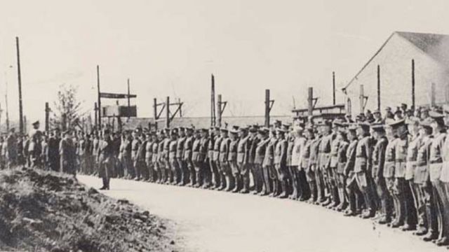Los oficiales de Island Farm saludan al mariscal de campo Gerd von Rundstedt al marcharse a los juicios de Núremberg.