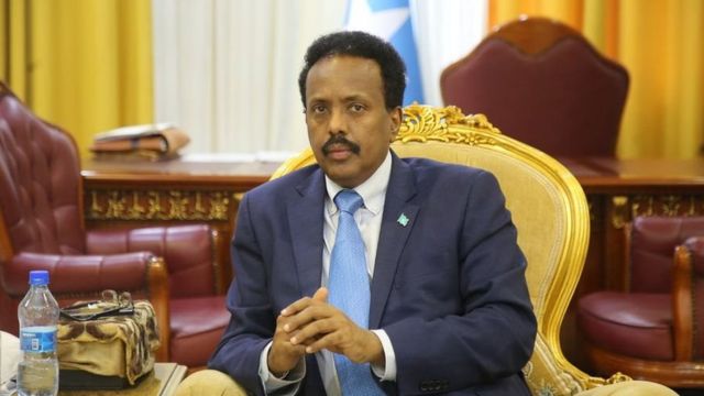 Madaxweyne Farmaajo Oo Saxiixay Matalaadda Gobolka Banaadir Ee Aqalka madaxweyne-farmaajo-oo-saxiixay-matalaadda-gobolka-banaadir-ee-aqalka